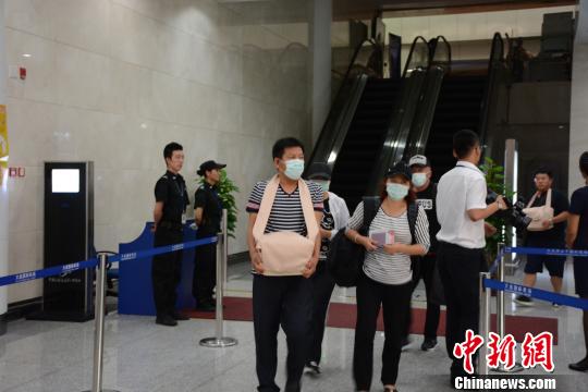 臺游覽車事故亡者家屬攜骨灰返大連家屬相擁而泣